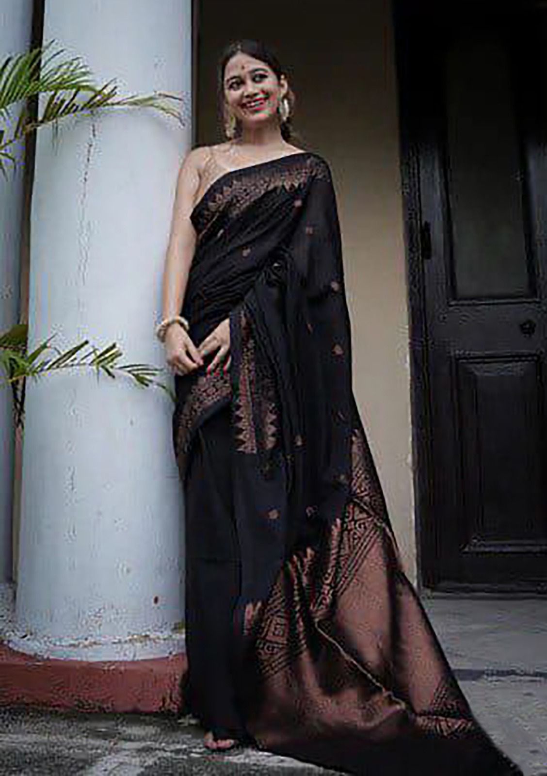 Black Color Soft Lichi Silk Saree With Jecquard Weaving