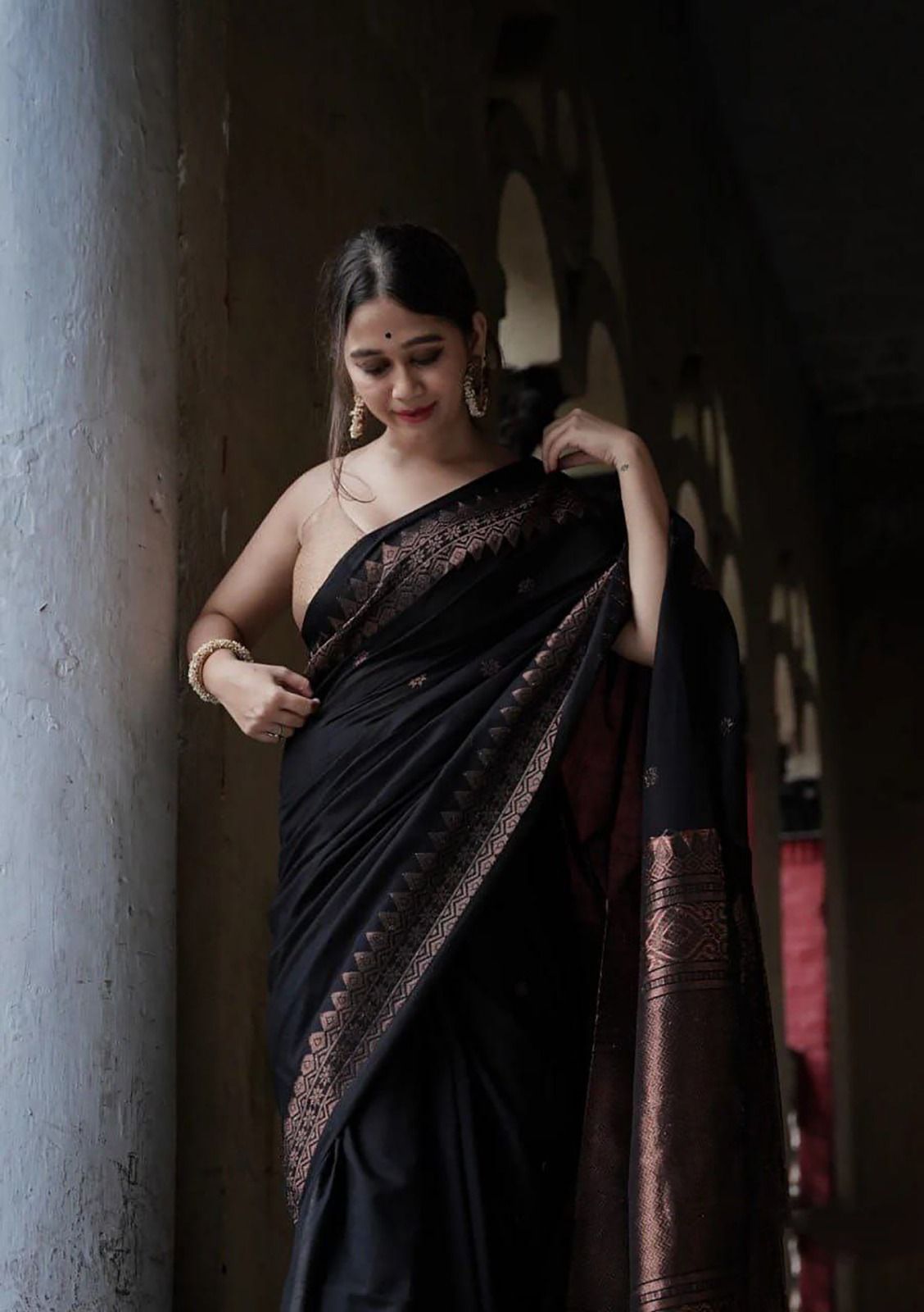 Black Color Soft Lichi Silk Saree With Jecquard Weaving