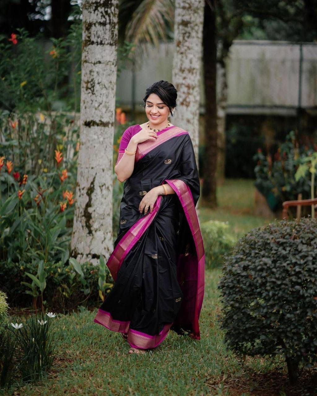 Black Color Soft Lichi Silk Saree With Jacquard Weaving